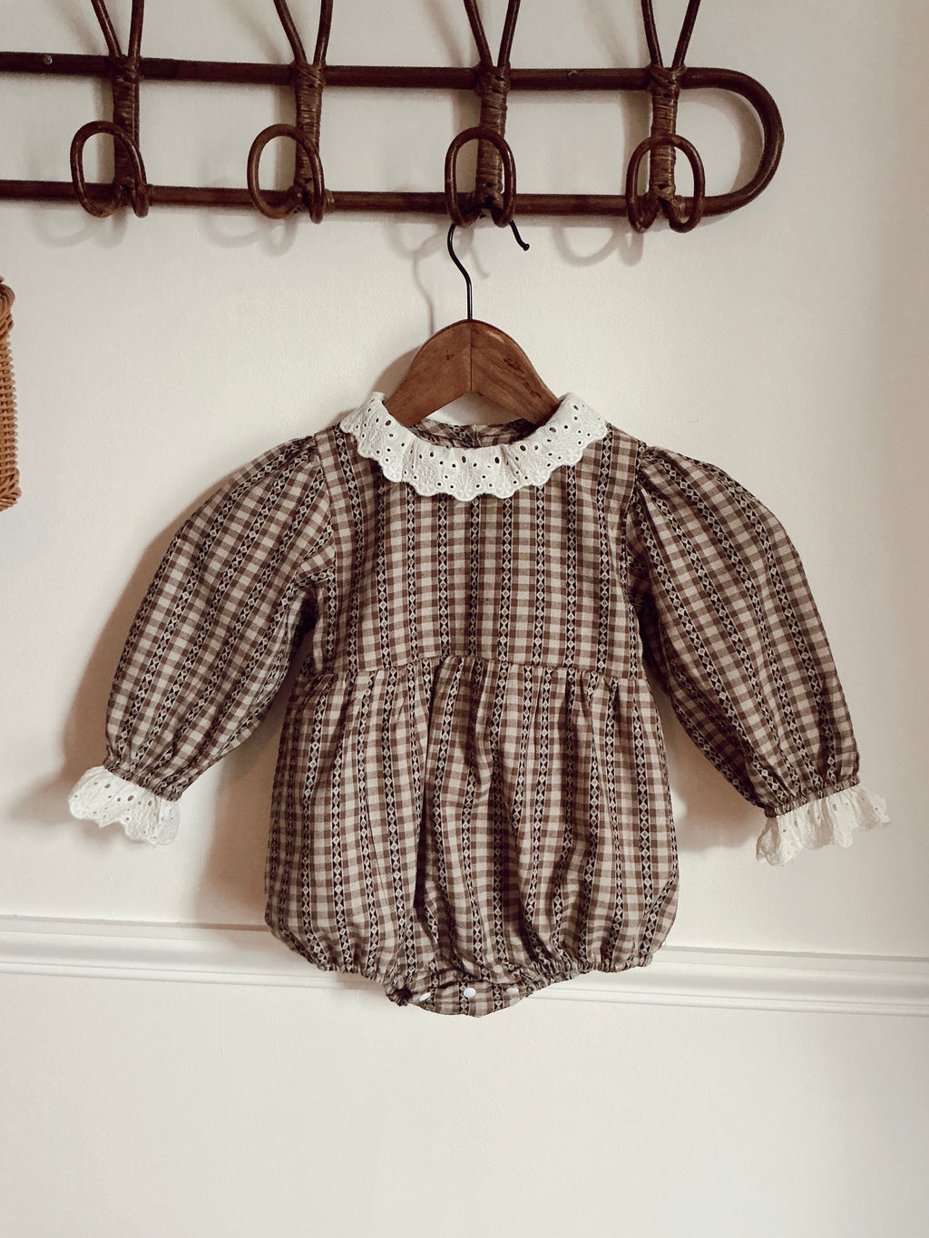 Combinaison bloomer a carreaux col dentelle bébé Liv&Ciboulette