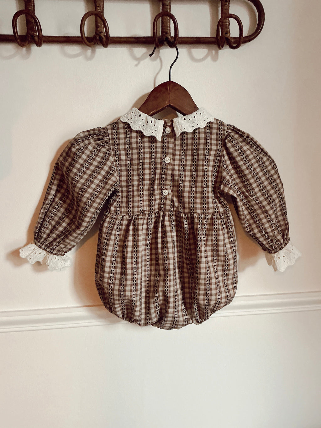 Combinaison bloomer a carreaux col dentelle bébé Liv&Ciboulette