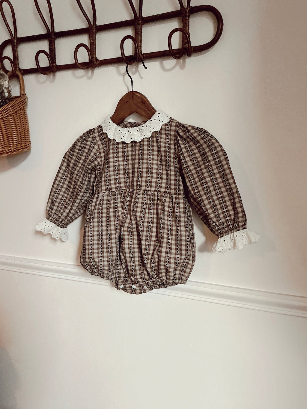 Combinaison bloomer a carreaux col dentelle bébé Liv&Ciboulette